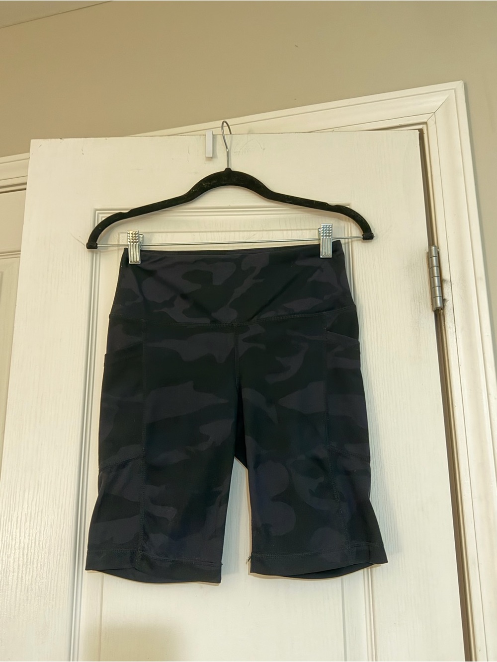 Yogalicious Lux black camo biker shorts size S